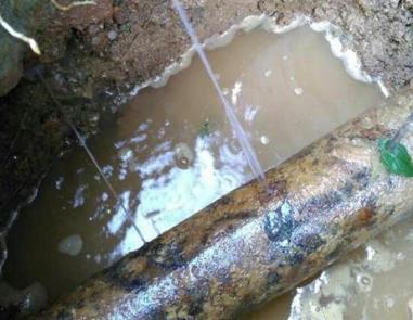 沅陵楼顶渗水维修公司分享下地暖漏水的原因及检测方法。